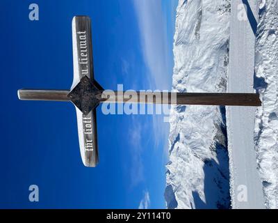 Skigebiet Axamer Lizum, schneebedecktes Gipfelkreuz an der Bergstation, Hoadl, Kalkkögel, Stubaier Alpen, Winterlandschaft, blauer Himmel, Natur, Berge, Aktivität, Skifahren, Innsbruck-Land, Tirol, Österreich Stockfoto