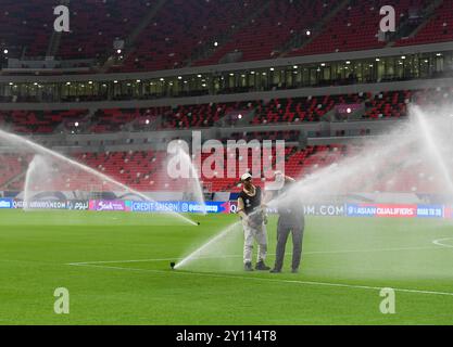 QUALIFIKATION zur FIFA-WELTMEISTERSCHAFT 2026 – Team-Training in KATAR bewässert das Spielfeld im Ahmad bin Ali Stadion vor dem Training vor der Qualifikation zur FIFA-Weltmeisterschaft 2026 AFC Asien 3. Runde Gruppenspiel zwischen Katar und den Vereinigten Arabischen Emiraten im Ahmad bin Ali StadiumÊin Al Rayyyan, Katar, am 4. September 2024. DOHA Katar Copyright: XNOUSHADx Stockfoto