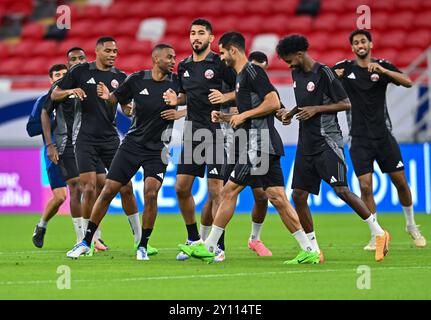 QUALIFIKATION zur FIFA-WELTMEISTERSCHAFT 2026 – Team-Training in KATAR Spieler der katarischen Nationalmannschaft nehmen am 4,2024. September an einer Trainingseinheit vor der Qualifikation zur FIFA-Weltmeisterschaft 2026 in der dritten Runde Teil Gruppe A zwischen Katar und den Vereinigten Arabischen Emiraten in Ahmad bin Ali StadiumÊin Al Rayyan, Katar, Katar Copyright: XNOUSHADx Stockfoto