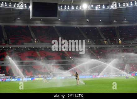 QUALIFIKATION zur FIFA-WELTMEISTERSCHAFT 2026 – Team-Training in KATAR bewässert das Spielfeld im Ahmad bin Ali Stadion vor dem Training vor der Qualifikation zur FIFA-Weltmeisterschaft 2026 AFC Asien 3. Runde Gruppenspiel zwischen Katar und den Vereinigten Arabischen Emiraten im Ahmad bin Ali StadiumÊin Al Rayyyan, Katar, am 4. September 2024. DOHA Katar Copyright: XNOUSHADx Stockfoto