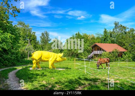 Deutschland, Bayern, Bezirk Ebersberg, Glonn, Herrmannsdorf, Gottwald-Galerie, Schweineskulptur „das goldene Schwein“ Stockfoto