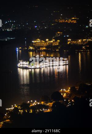 Nächtlicher Blick auf die Seestadt mit dramatischer Beleuchtung aus einzigartiger Perspektive wird in Udaipur rajasthan india aufgenommen. Stockfoto