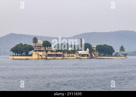 Künstlerische Architektur am unberührten See mit Berghintergrund am Morgen wird in Udaipur rajasthan india aufgenommen. Stockfoto