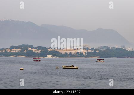 Künstlerische Architektur am unberührten See mit Berghintergrund am Morgen wird in Udaipur rajasthan india aufgenommen. Stockfoto