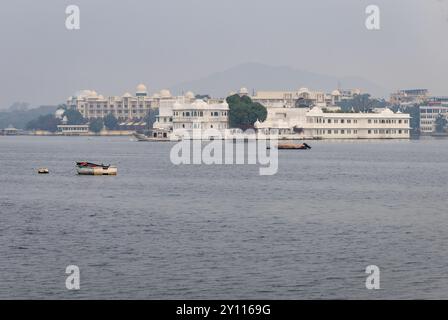 Künstlerische Architektur am unberührten See mit Berghintergrund am Morgen wird in Udaipur rajasthan india aufgenommen. Stockfoto