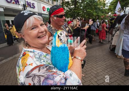 England, East Sussex, Hastings, das jährliche Pirate Day Festival, Porträt der farbenfrohen weiblichen Teilnehmerin, die Fotos macht Stockfoto