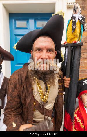 England, Kent, Faversham, das jährliche Piratenfestival, Porträt des männlichen Teilnehmers in Piratenkostüm Stockfoto