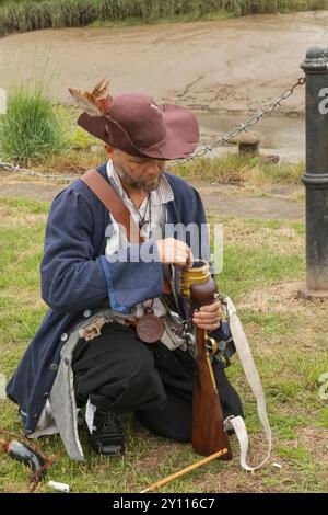 England, Kent, Faversham, das jährliche Piratenfestival, Porträt des männlichen Teilnehmers in Piratenkostüm Stockfoto