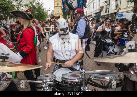 England, East Sussex, Hastings, das jährliche Pirate Day Festival, Schlagzeuger der Raven Drumming Group Stockfoto
