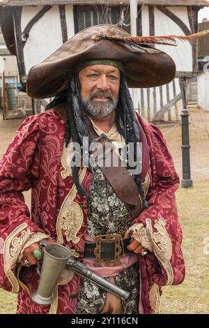 England, Kent, Faversham, das jährliche Piratenfestival, Porträt des männlichen Teilnehmers in Piratenkostüm Stockfoto