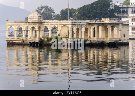 Künstlerische Palastarchitektur am unberührten See am Morgen wird in Udaipur rajasthan indien aufgenommen. Stockfoto