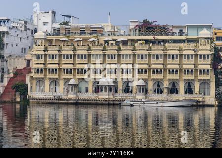 Künstlerische Palastarchitektur am unberührten Seeufer am Morgen wird in Udaipur rajasthan india aufgenommen. Stockfoto