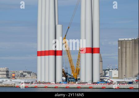 FRANKREICH, Hafen von Le Havre, Siemens Gamesa Renewable Energy SGRE Produktionsstandort für Windturbinen, Versand von Rotora-Schildern, Turbinen und Turmsegmenten für den 500 MW Offshore Windpark Fecamp von Electricité de France SA EDF Renewables, Enbridge Inc. Und wpd Stockfoto