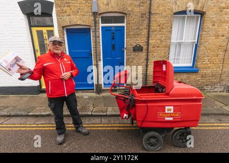 England, Kent, Sandwich, Royal Mail Postman, der Post zustellt Stockfoto