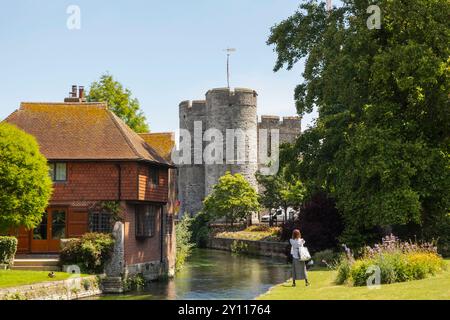 England, Kent, Canterbury, Westgate Gardens mit Blick auf den Westgate Tower und den Great Stour River Stockfoto