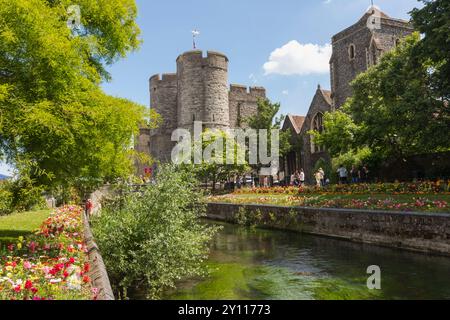 England, Kent, Canterbury, Westgate Gardens mit Blick auf den Westgate Tower und den Great Stour River Stockfoto