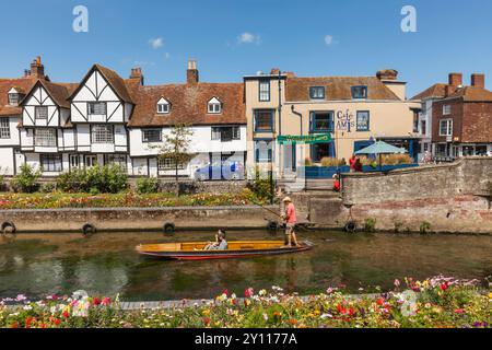 England, Kent, Canterbury, Westgate Gardens, Great Stour River und Westgate Punts Stockfoto