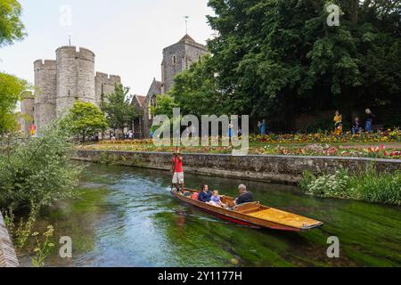 England, Kent, Canterbury, Westgate Gardens mit Blick auf den Westgate Tower und den Great Stour River Stockfoto