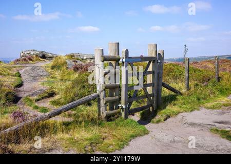 Hathersage Moor Derbyshire UK. Ein rustikales Holztor mit Verriegelung inmitten einer malerischen Landschaft an einem sonnigen Tag. Stockfoto