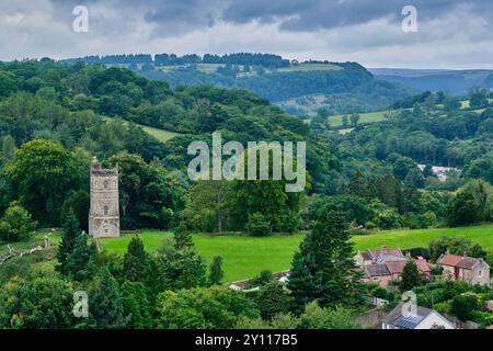 Culloden Tower und Swaledale, von Richmond Castle aus gesehen, Richmond, North Yorkshire Stockfoto