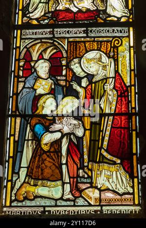 England, Kent, Canterbury, Innenansicht der St. Martin's Church, der ältesten Kirche im englischsprachigen Raum, Buntglasfenster Stockfoto