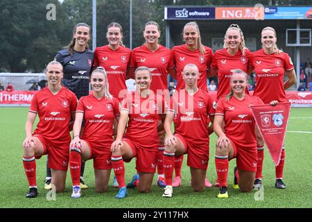 ENSCHEDE - Teamfoto FC Twente Frauen beim UEFA Champions League-Spiel zwischen dem FC Twente und Cardiff City im Sportpark Schreurserve am 4. September 2024 in Enschede, Niederlande. ANP | Hollandse Hoogte | GERRIT VAN KEULEN Stockfoto