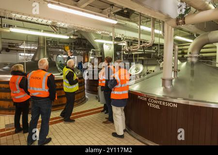 England, Kent, Faversham, Shepherd Neame, Großbritanniens ältester Brauer, Besucher auf Brauereitour Stockfoto