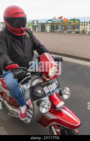 England, Kent, Margate, die Big 7 National Scooter Rally, man reitet Vintage Scooter an der Küste von Margate Stockfoto