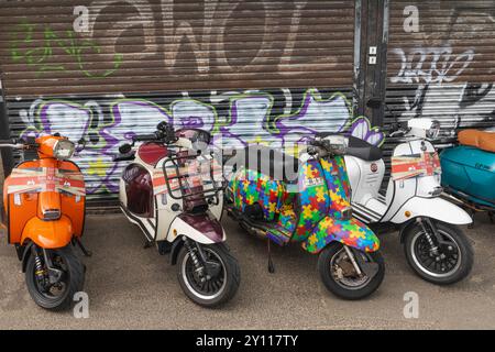 England, Kent, Margate, Die Big 7 National Scooter Rally, Farbenfrohe Vintage Scooter Stockfoto