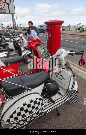 England, Kent, Margate, Die Big 7 National Scooter Rally, Farbenfroher Vintage Scooter Stockfoto