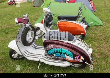 England, Kent, Margate, Die Big 7 National Scooter Rally, Farbenfrohe Vintage Scooter Stockfoto