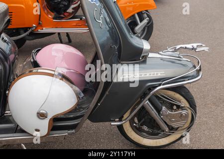 England, Kent, Margate, Die Big 7 National Scooter Rally, Farbenfrohe Vintage Scooter Stockfoto