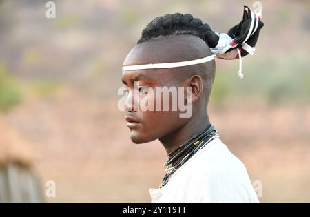 Junger Himba-Mann mit traditioneller Frisur, Nord-Namibia, Namibia Stockfoto