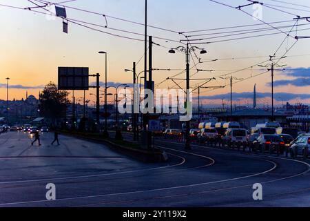 In der Dämmerung können Sie mit Straßenbahnlinien und Moschee-Silhouette in ıstanbul, türkei, pendeln Stockfoto