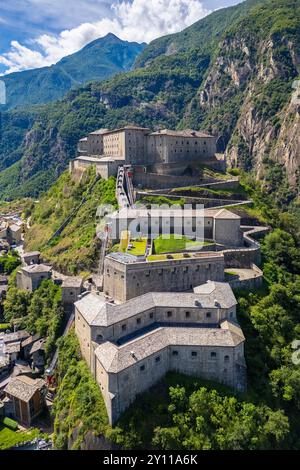 Luftaufnahme der imposanten Festung Forte di Bard im Sommer. Bard, Aostatal, Italien, Europa. Stockfoto
