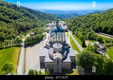 Luftaufnahme der Kuppel der oberen Basilika des Heiligtums von Oropa im Sommer, Biella, Bezirk Biella, Piemont, Italien, Europa. Stockfoto