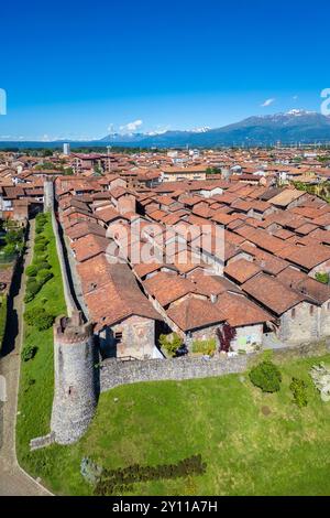 Blick aus der Vogelperspektive auf das mittelalterliche befestigte Dorf Ricetto di Candelo, das als Zufluchtsort in Zeiten des Angriffs im Mittelalter genutzt wurde. Biella, Piemont, Italien, Europa. Stockfoto