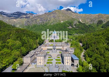 Luftaufnahme des Heiligtums von Oropa im Sommer. Biella, Bezirk Biella, Piemont, Italien, Europa. Stockfoto