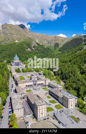 Luftaufnahme des Heiligtums von Oropa im Sommer. Biella, Bezirk Biella, Piemont, Italien, Europa. Stockfoto