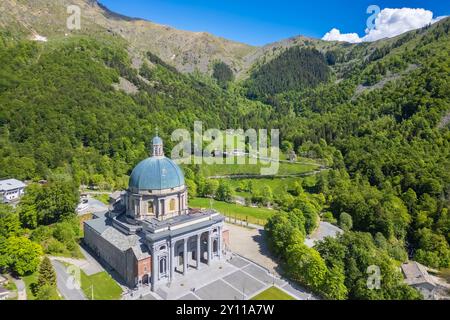 Luftaufnahme der Kuppel der oberen Basilika des Heiligtums von Oropa im Sommer, Biella, Bezirk Biella, Piemont, Italien, Europa. Stockfoto