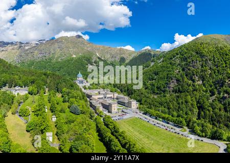 Luftaufnahme des Heiligtums von Oropa im Sommer. Biella, Bezirk Biella, Piemont, Italien, Europa. Stockfoto