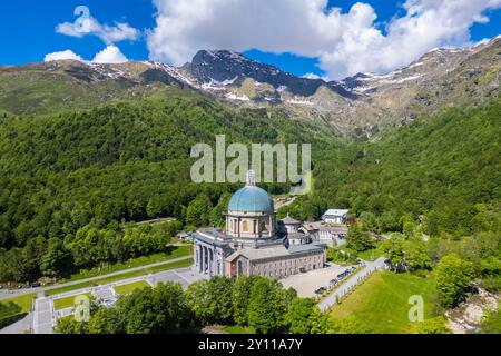 Luftaufnahme der Kuppel der oberen Basilika des Heiligtums von Oropa im Sommer, Biella, Bezirk Biella, Piemont, Italien, Europa. Stockfoto