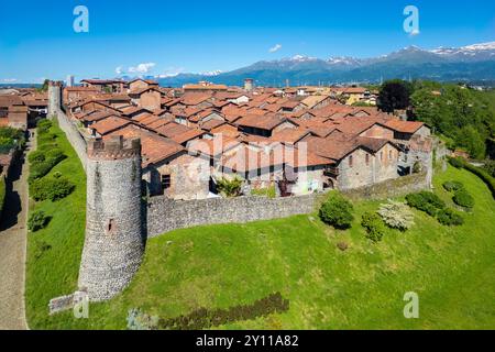 Blick aus der Vogelperspektive auf das mittelalterliche befestigte Dorf Ricetto di Candelo, das als Zufluchtsort in Zeiten des Angriffs im Mittelalter genutzt wurde. Biella, Piemont, Italien, Europa. Stockfoto