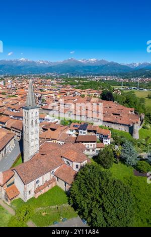 Blick aus der Vogelperspektive auf das mittelalterliche befestigte Dorf Ricetto di Candelo, das als Zufluchtsort in Zeiten des Angriffs im Mittelalter genutzt wurde. Biella, Piemont, Italien, Europa. Stockfoto