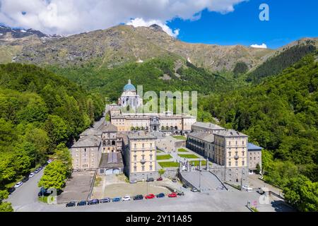 Luftaufnahme des Heiligtums von Oropa im Sommer. Biella, Bezirk Biella, Piemont, Italien, Europa. Stockfoto