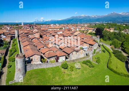 Blick aus der Vogelperspektive auf das mittelalterliche befestigte Dorf Ricetto di Candelo, das als Zufluchtsort in Zeiten des Angriffs im Mittelalter genutzt wurde. Biella, Piemont, Italien, Europa. Stockfoto