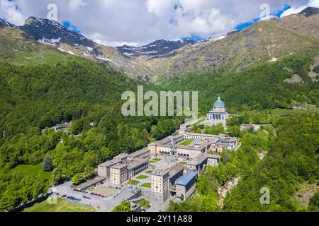 Luftaufnahme des Heiligtums von Oropa im Sommer. Biella, Bezirk Biella, Piemont, Italien, Europa. Stockfoto