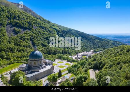 Luftaufnahme der Kuppel der oberen Basilika des Heiligtums von Oropa im Sommer, Biella, Bezirk Biella, Piemont, Italien, Europa. Stockfoto