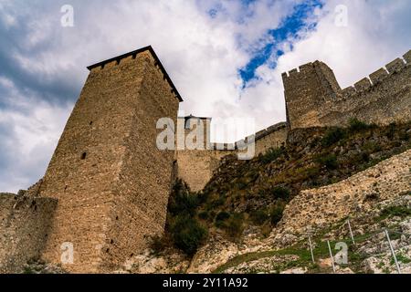 Die imposanten Mauern der Festung Golubac erregen Aufmerksamkeit, da sie widerstandsfähig vor dem Hintergrund der Donau stehen und jahrhundertelange Geschichte bewahren Stockfoto