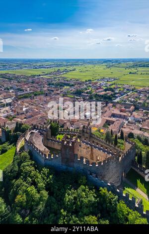 Luftaufnahme der Burg Scaligero von Soave im Sommer. Verona District, Veneto, Italien, Europa. Stockfoto